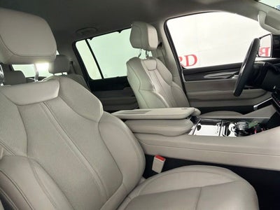 2023 Jeep Wagoneer Base