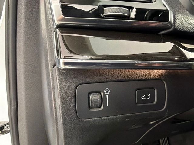 2018 Volvo XC90 T6 Momentum
