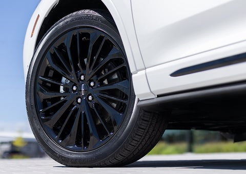 The stylish blacked-out 20-inch wheels from the available Jet Appearance Package are shown. | Bozard Lincoln in Saint Augustine FL