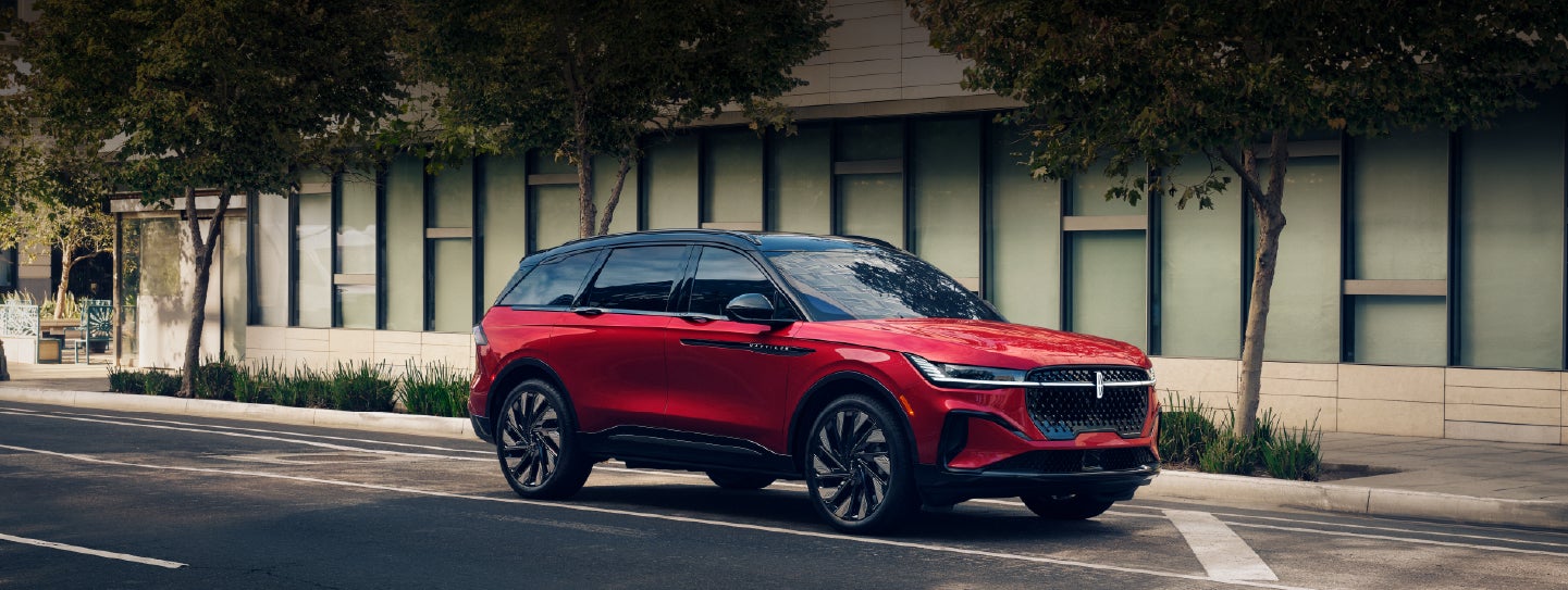 A 2025 Lincoln Nautilus® SUV with an available hybrid powertrain is parked in an urban setting. | Bozard Lincoln in Saint Augustine FL