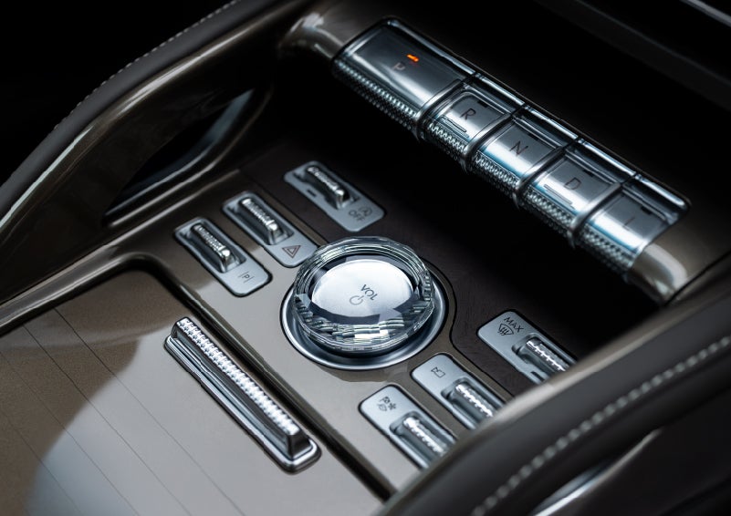 A crystal-inspired volume knob is shown in the center floor console of a 2026 Lincoln Nautilus® SUV. | Bozard Lincoln in Saint Augustine FL