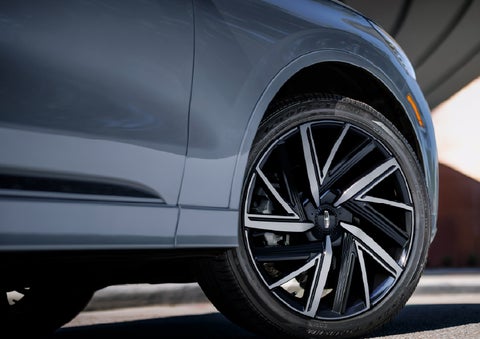 The wheel of the 2027 Lincoln Aviator® Black Label™ SUV is shown slightly angled out. | Bozard Lincoln in Saint Augustine FL